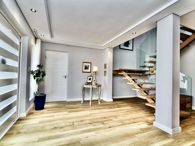 Sophisticated Living by the Sea: A Home Designed for Comfort and Style - Photo 2