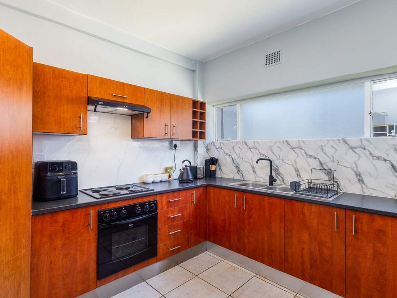 Light-Filled, Move-In Ready Apartment with Modern Finishes - Photo 1
