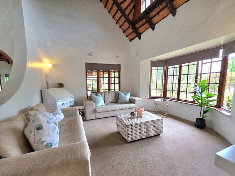 Large 4 Bedroom Family Home in Schooling Suburb of Hillcrest! - Photo 7