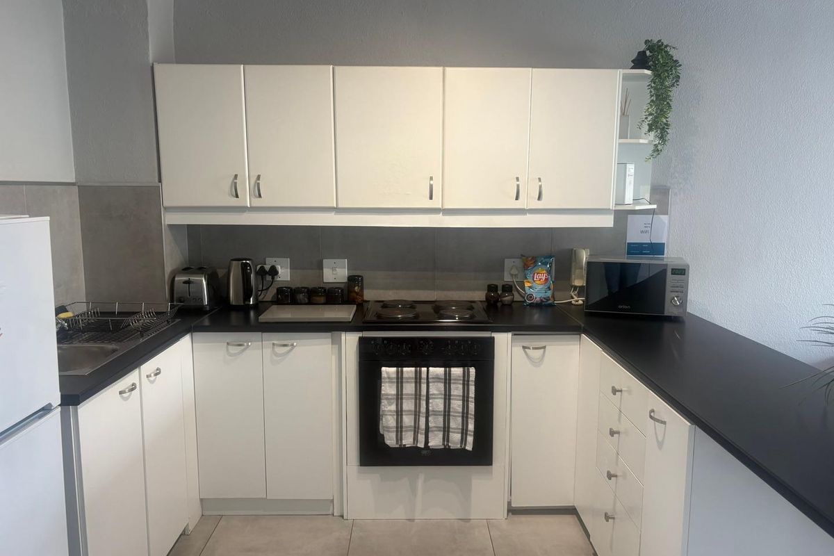 Stunning FURNISHED 2 bedroom apartment in Mont Serrat West Beach - Photo 3