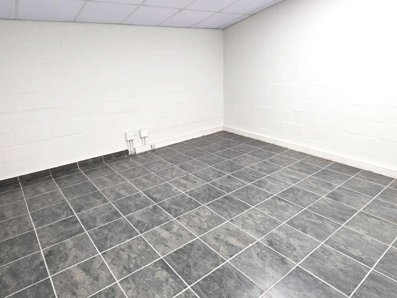 Newly Refurbished Warehouse in Tokai - Photo 6