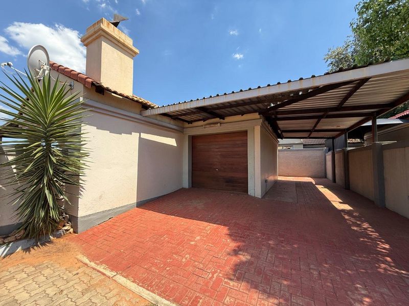 Charming Two-Bedroom Full-Title Home on a Spacious Corner Stan - Photo 3