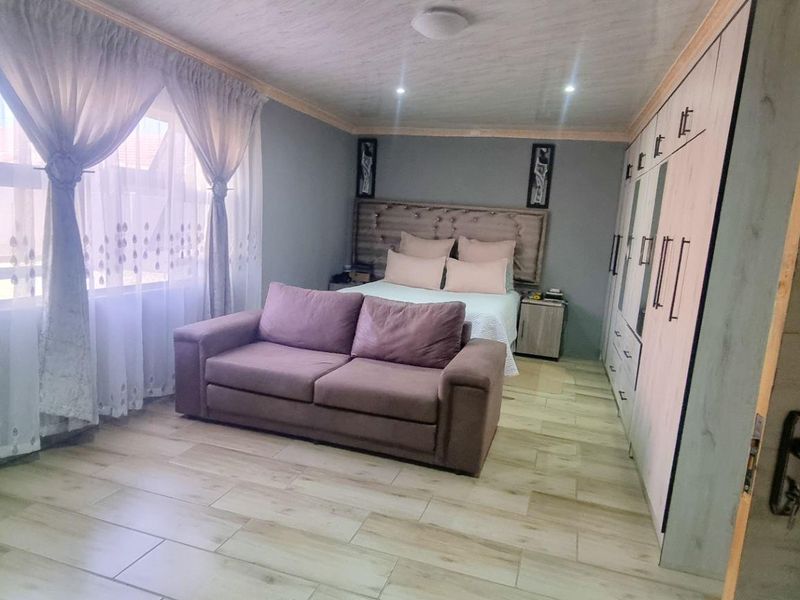 Move-In Ready 3-Bedroom Home with Versatile Front Building - Photo 8