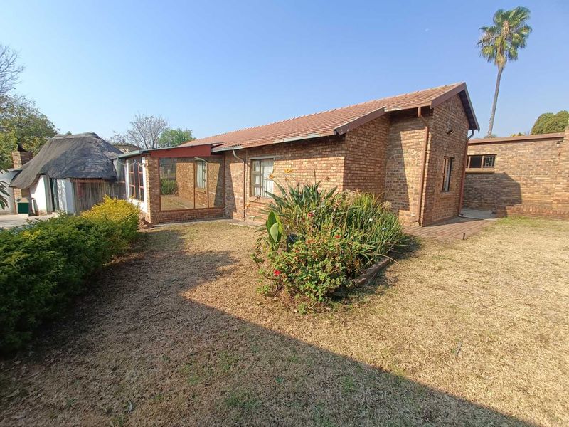 BEAUTIFUL FAMILY HOUSE FOR SALE IN THE REEDS!!!! - Photo 1