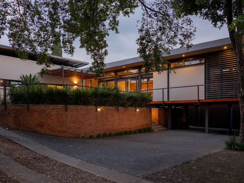 Modern, Private Living in a Prestigious Waterkloof Ridge Street - Photo 2