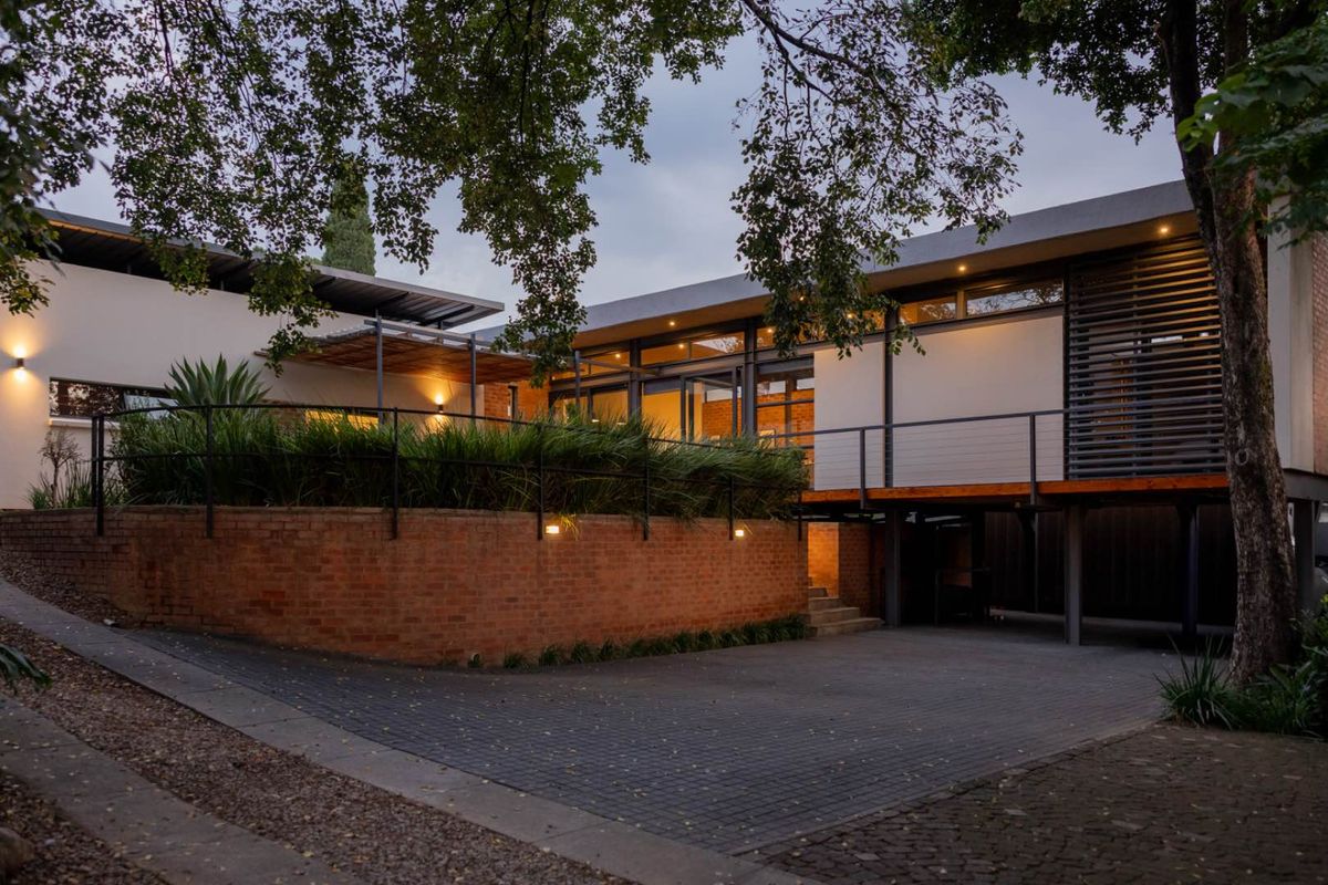 Modern, Private Living in a Prestigious Waterkloof Ridge Street - Photo 2