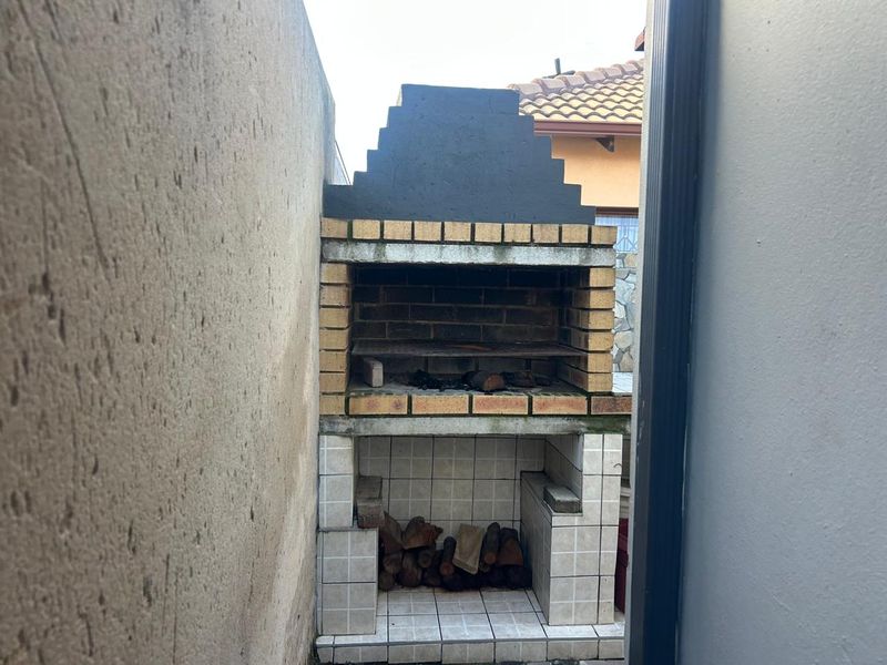 Clayville - R 850 000 with 2 beds, 1 bath - Photo 4