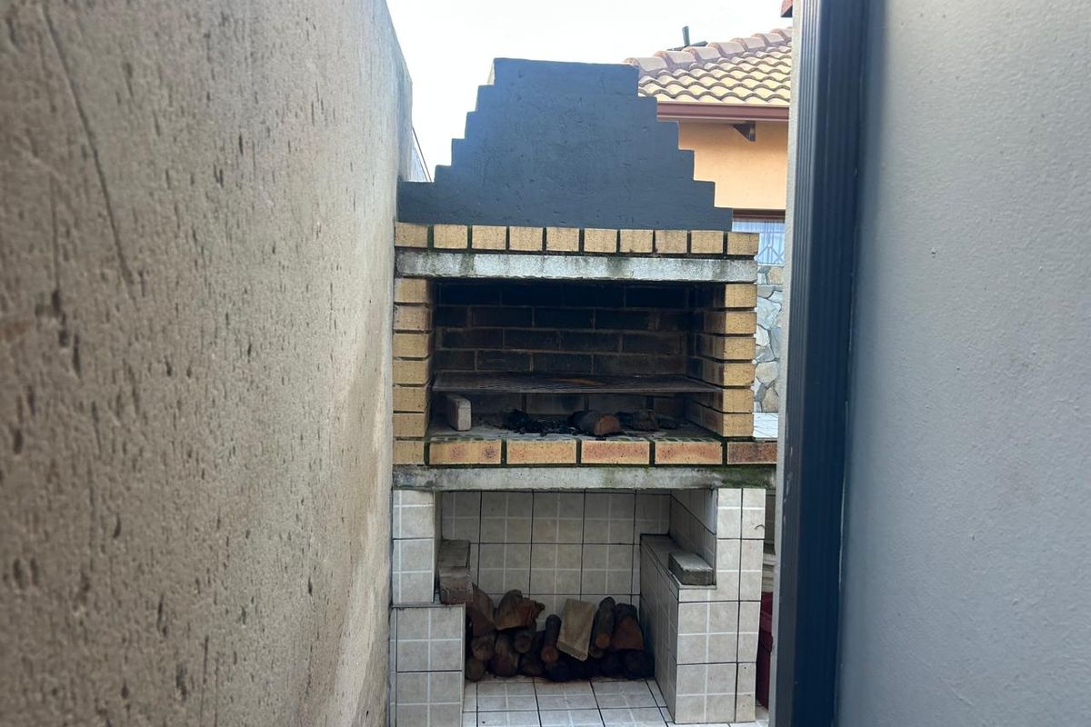 Clayville - R 850 000 with 2 beds, 1 bath - Photo 4