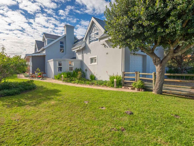 Elegant Estate Living just 400 Metres from the Beach - Photo 2