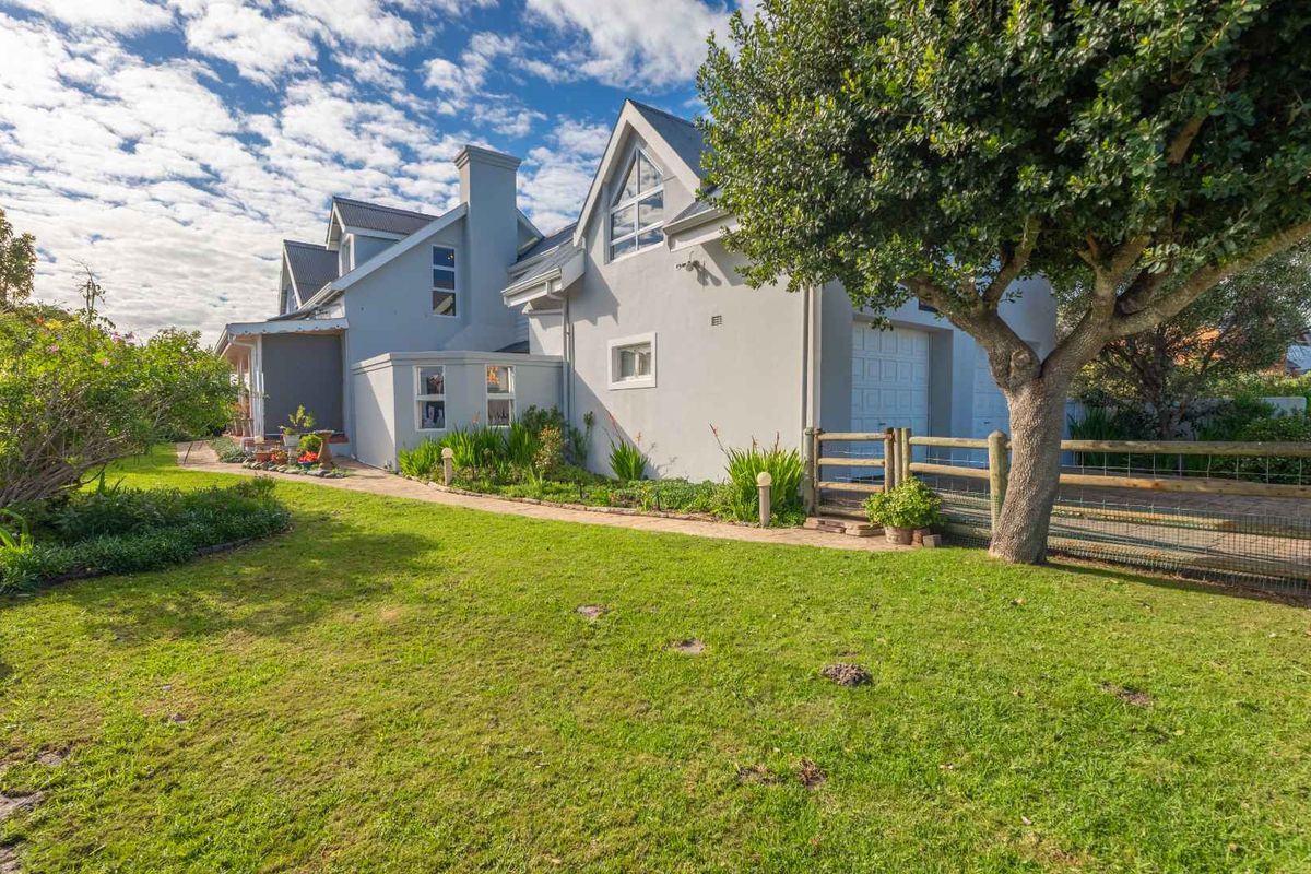 Elegant Estate Living just 400 Metres from the Beach - Photo 2