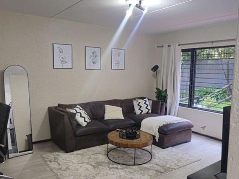 STYLISH ONE BED APARTMENT IN THE HEART OF MORNINGSIDE - Photo 3