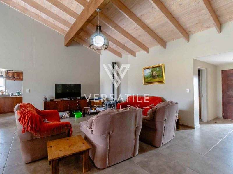 Expansive Living, Serene Setting - Photo 2