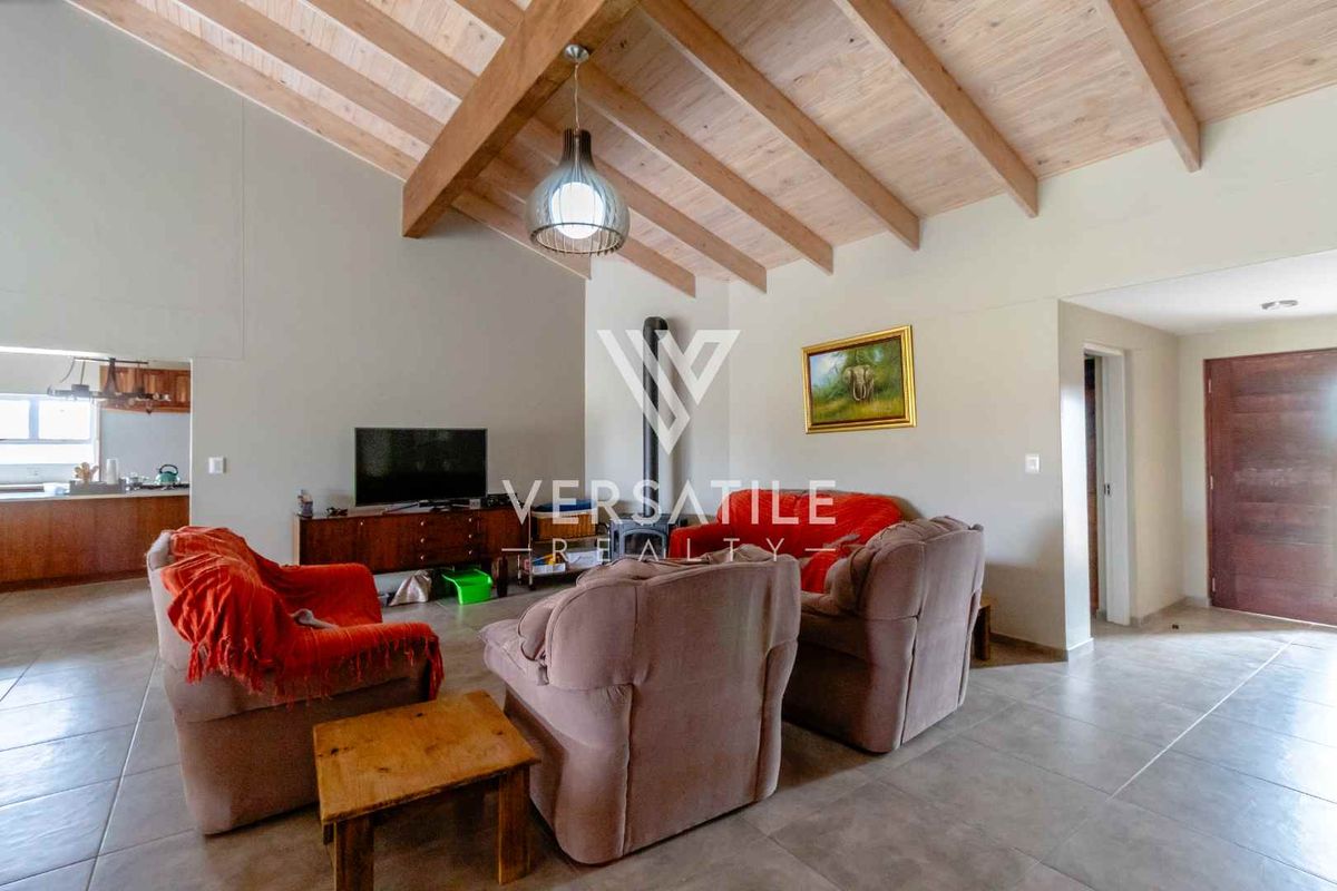 Expansive Living, Serene Setting - Photo 2