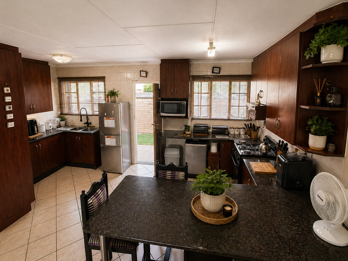 Property #2494563, Townhouse For Sale in Willow Park Manor