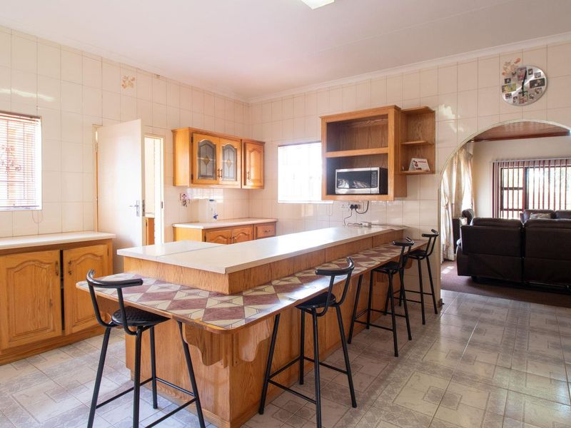 Stunning Spacious 4 Bedroom House - Photo 10