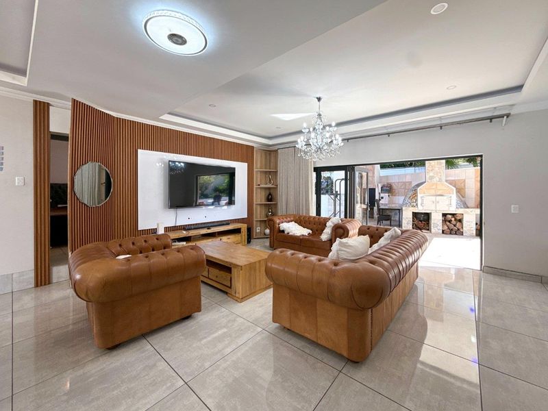 Entertainer’s Dream Family Home in Secure Waterkloof Ridge - Photo 10