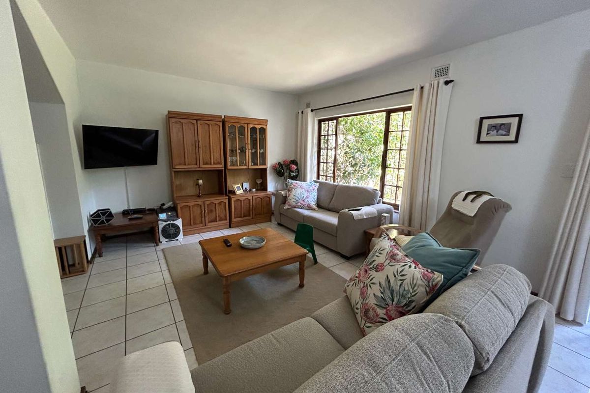 Walk to Westville Boys – Spacious 3-Bed Duplex with Private Garden & Real Family Flow - Photo 3