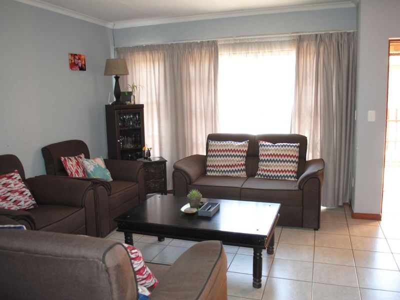 Beautiful & Secure Townhouse in Prime Complex – Ideal for Couples or Small Families - Photo 8