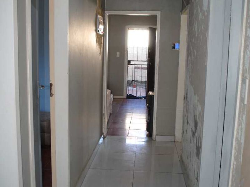 Cozy, Charming 3-bedroom house to be your home in well sought after area (Midvaal) - Photo 4