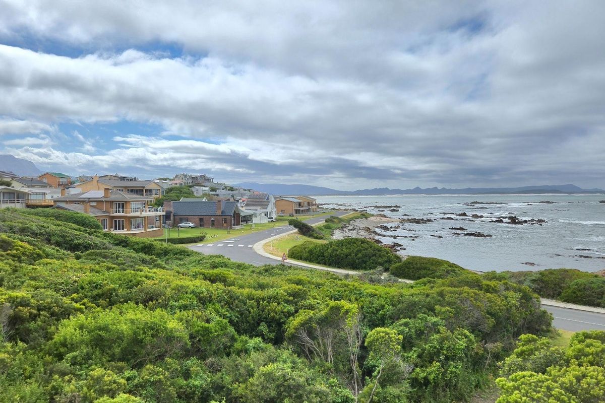 Modern Living and Family Bonding: Your Dream Home in Franskraal - Photo 4