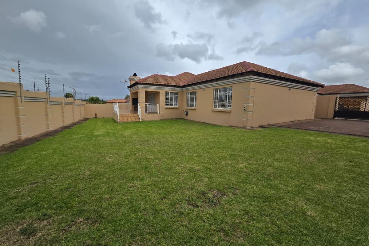 Stylish Family Living with Extra Space, Pet-Friendly Garden & Built-In Braai - Photo 5