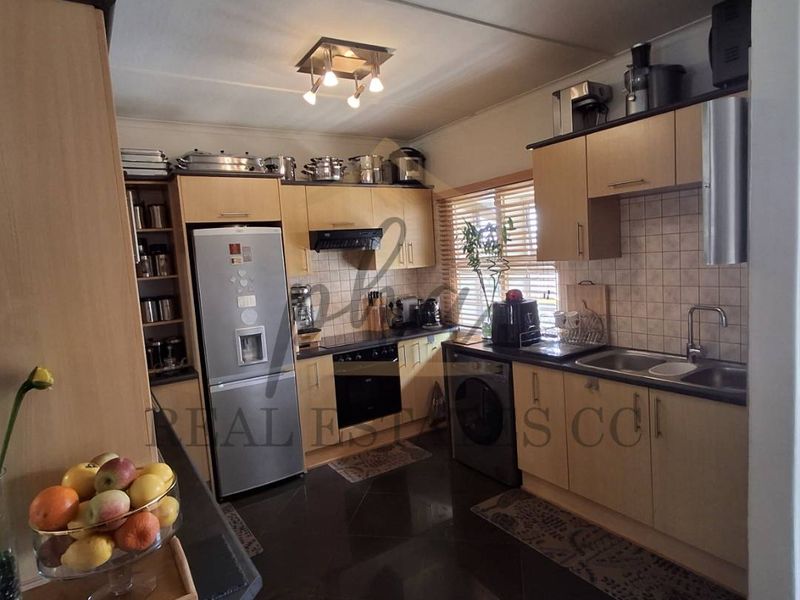 Beautifully Renovated Secure Apartment – Walking Distance to the Ocean - Photo 3