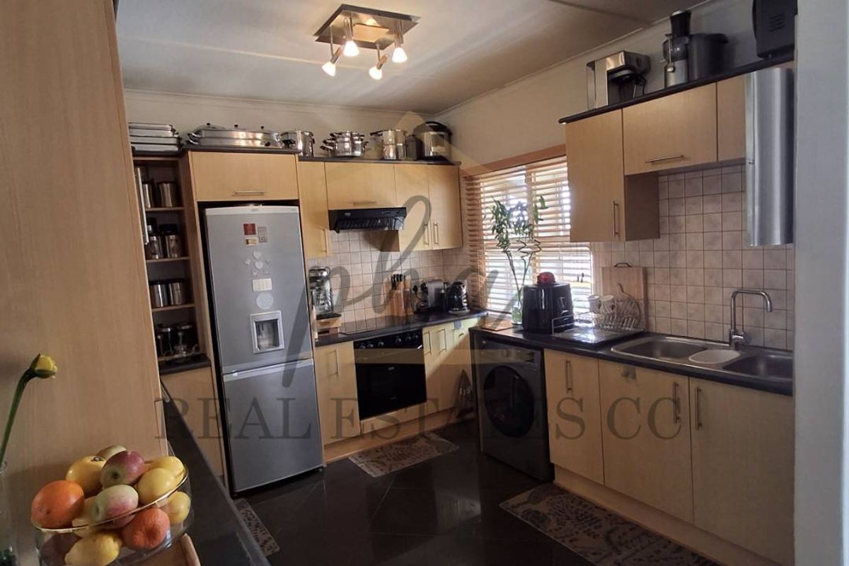 Beautifully Renovated Secure Apartment – Walking Distance to the Ocean - Photo 3