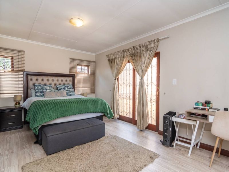 Stunning duplex townhouse For Sale in Willowbrook - Photo 4