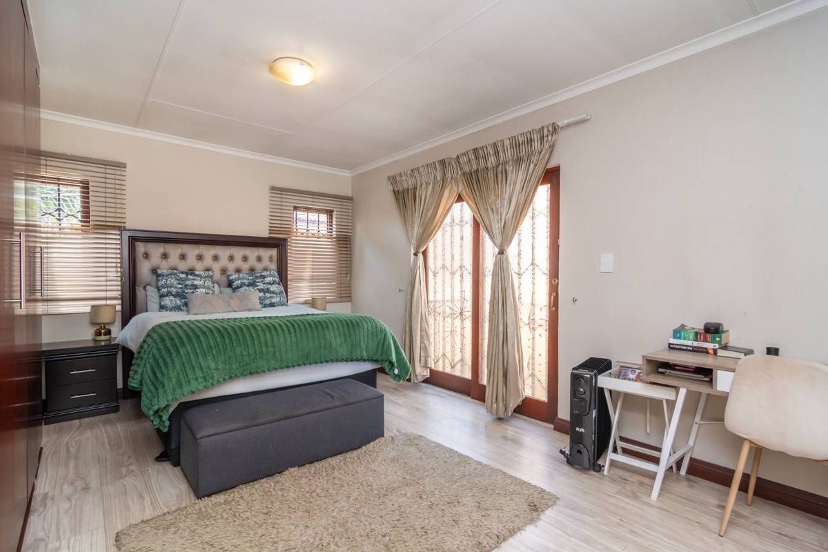 Stunning duplex townhouse For Sale in Willowbrook - Photo 4