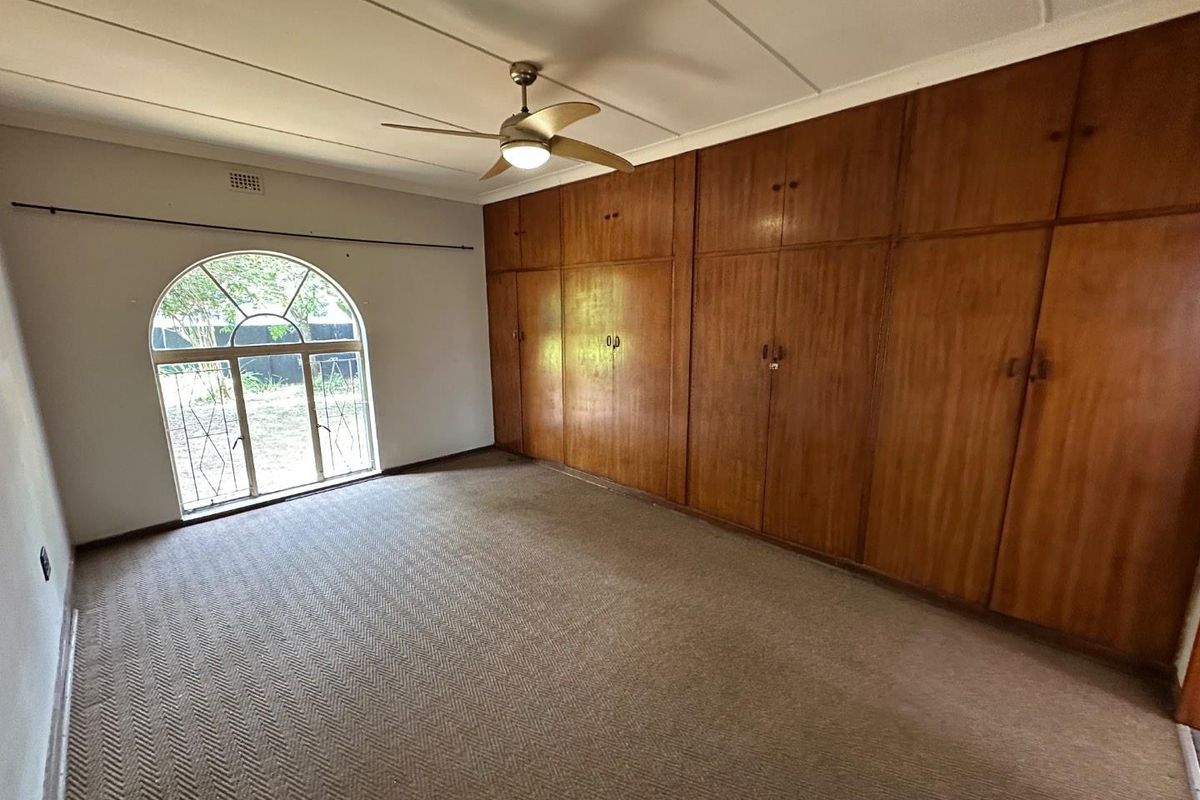 4 BEDROOM FAMILY HOME WITH BACHELOR FLAT - Photo 5