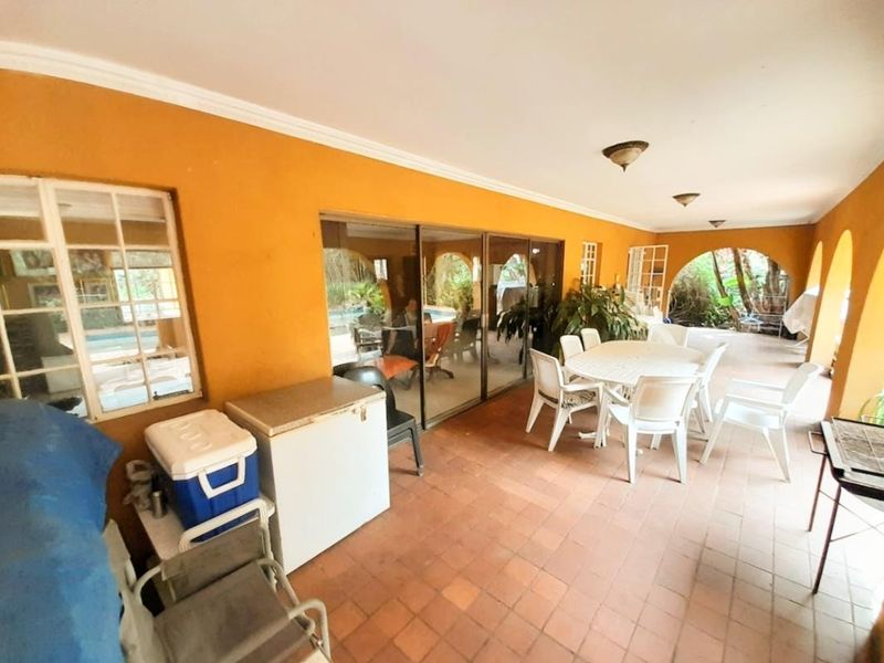 "An ideal residence is characterized by a generous expanse of land" - Photo 5