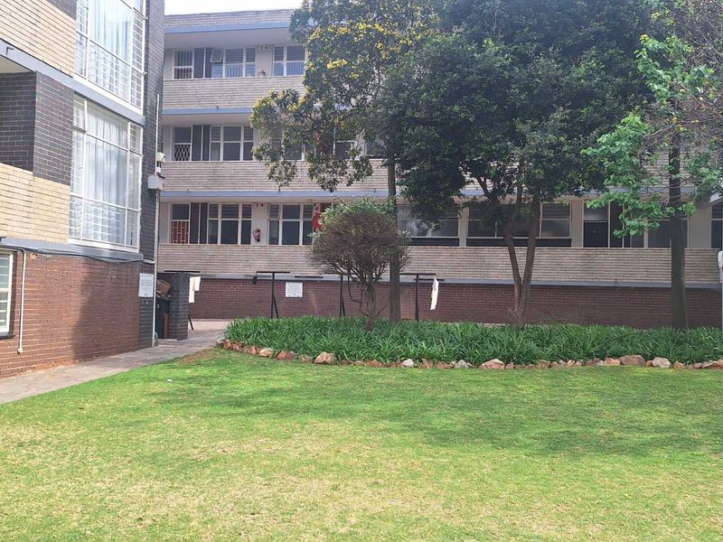 2 Bedroom Apartment in Roodepoort - Photo 4