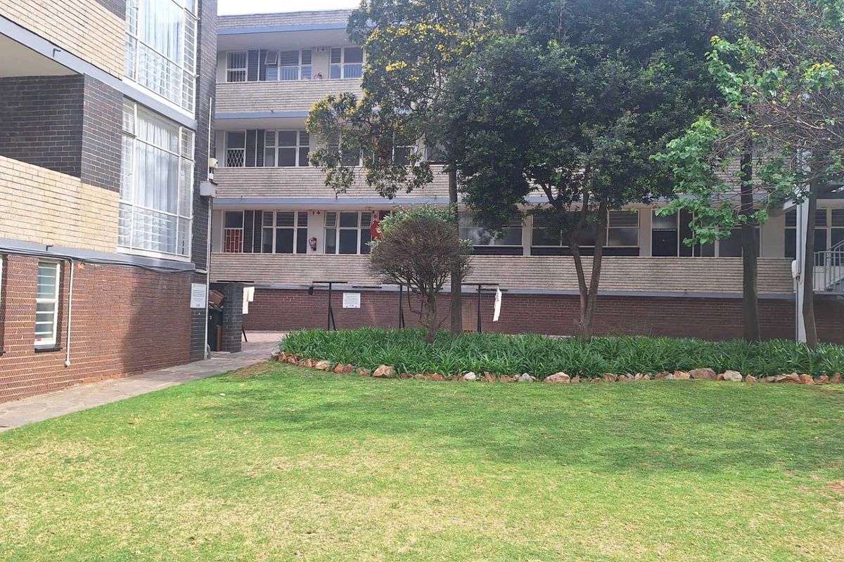 2 Bedroom Apartment in Roodepoort - Photo 4