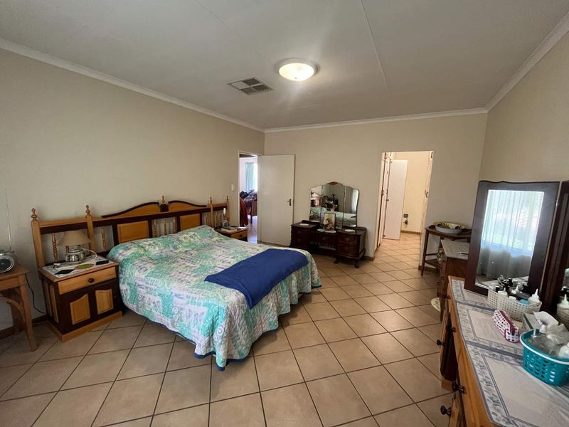 Immaculate 3-Bedroom Townhouse in a Sought-After Complex - Photo 4