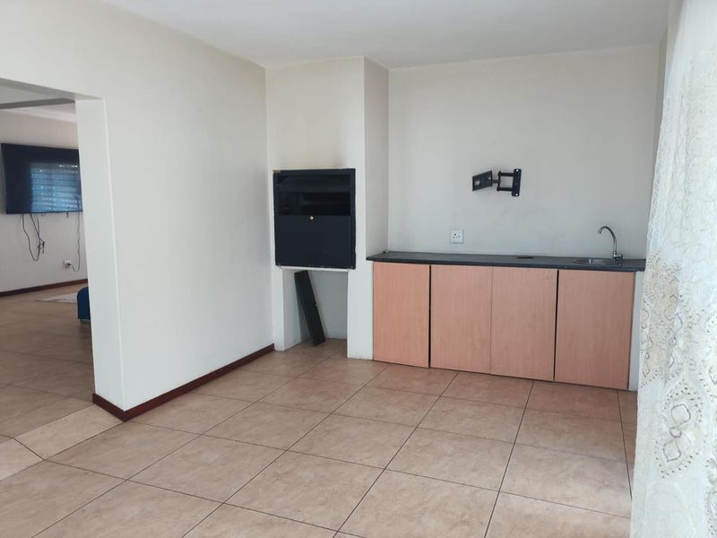 4 or 5 bedroom Double storey, with solar panels! 4 units in this cluster complex! - Photo 7