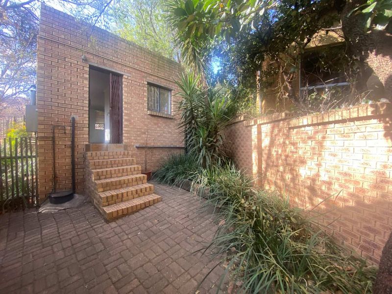 Gorgeous Garden Cottage For rent - Photo 2