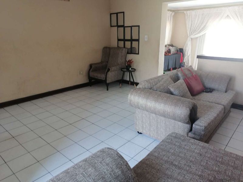 Spacious home with lots of spare land to expand. - Photo 6