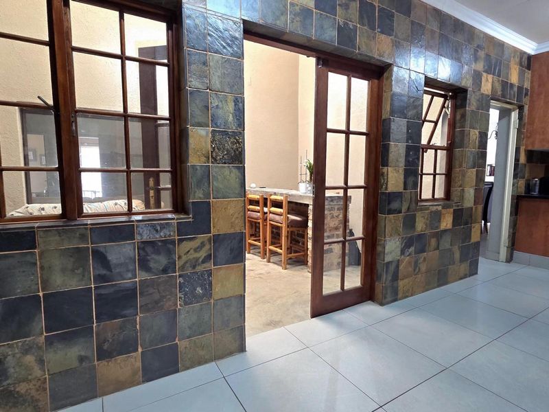 4 Bedroom House For Sale in Nimrod Park. - Photo 4