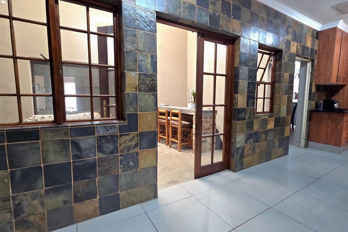 4 Bedroom House For Sale in Nimrod Park. - Photo 4