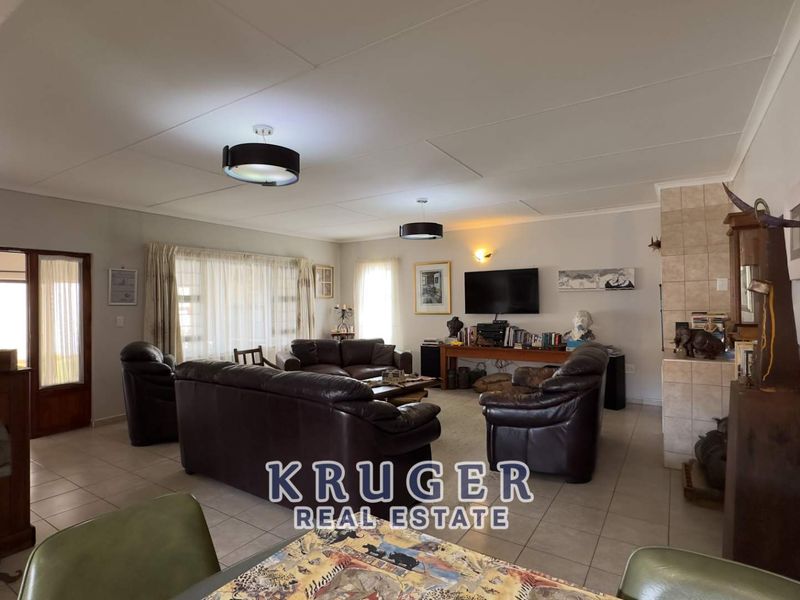 For sale - 3-bedroom home with 2-bedroom flat - Photo 10