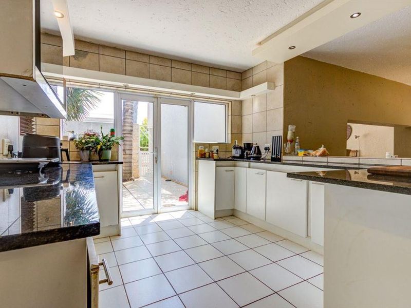 Double storey home in popular secure estate - Photo 4