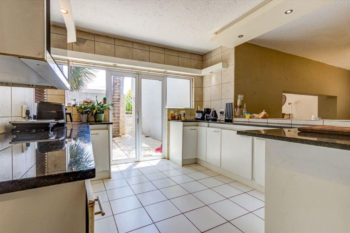 Double storey home in popular secure estate - Photo 4