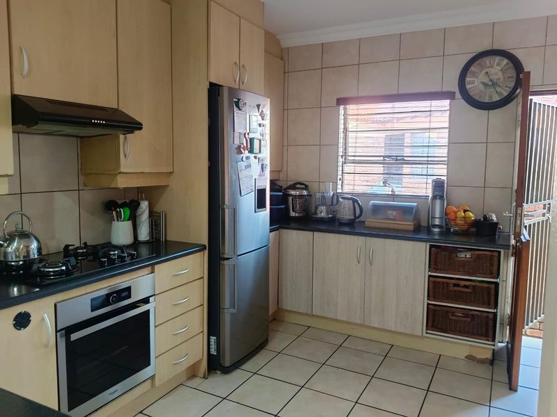 Three bedroom simplex townhouse with a pool - Photo 10