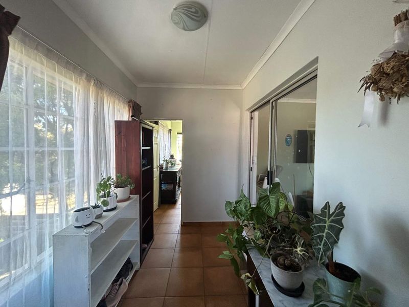Brackendowns Beauty: Sprawl Out in Style with Grand Bedrooms, a Massive Garden & Bonus Flat! - Photo 10