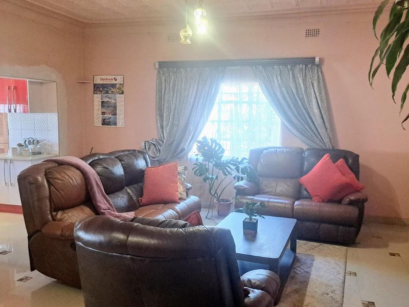 Immaculate multiple-living property for sale in Haddon, Johannesburg South - Photo 6