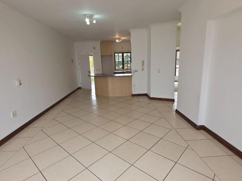 SPACIOUS 2 BED APARTMENT IN STUNNING COMPLEX - Photo 10