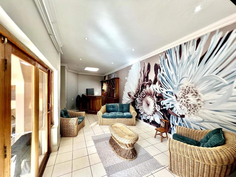 Elegant Solheim Home: 4 Beds, Pool, & Office Space! Lease July 2025 - Photo 5