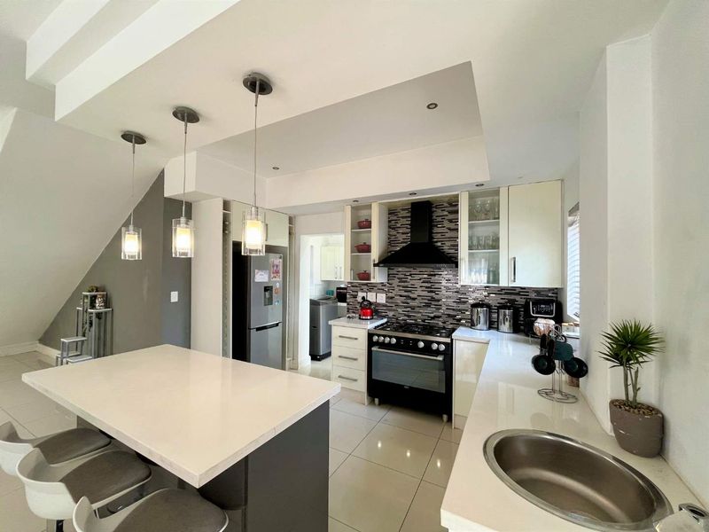 Stunning 3-Bedroom Masterpiece In Blue Valley Golf Estate Awaits You - Photo 3