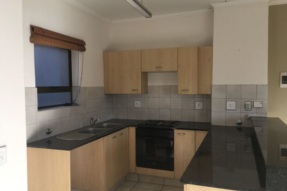2 BEDROOM PENTHOUSE APARTMENT FOR SALE IN SUNNINGHILL. - Photo 4