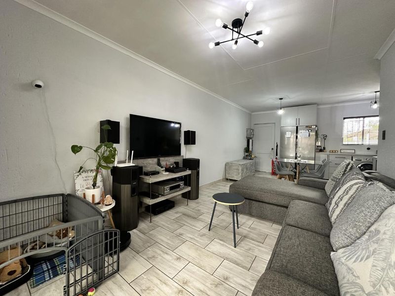 Extremely Well Priced 2 Bedroom Newly Renovated Home In Greenstone Hill For Sale - Photo 4